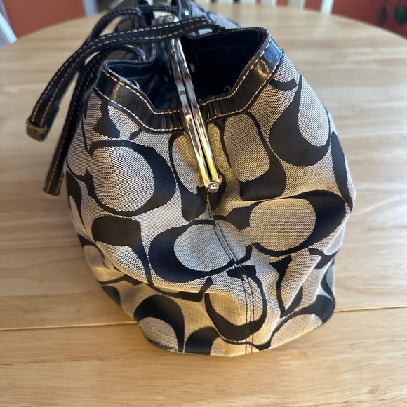 Coach Signature Large Bag with KISS Lock - Picture 2 of 6